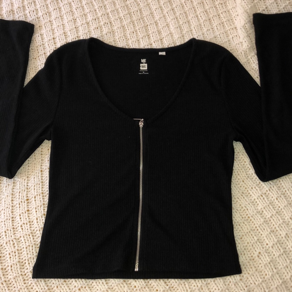black long sleeved zipper top
